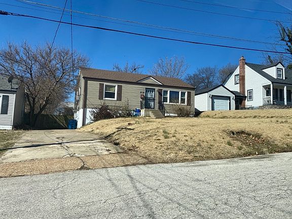 3rd image of 219 N Marguerite Ave