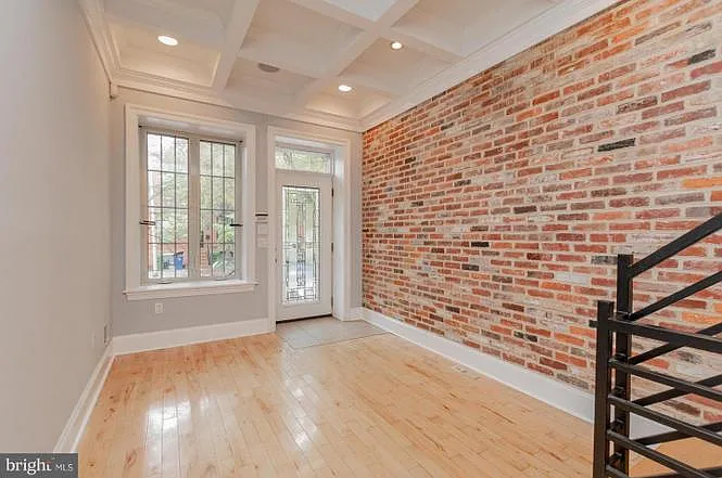 932 S Kenwood Ave — Photo 3