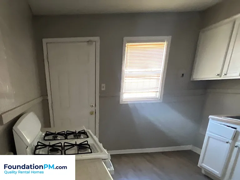 2332 E Warren St — Photo 5
