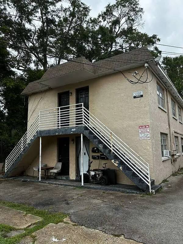 2 bed, 1.0 bath, 702 sqft, $800 — Photo 1