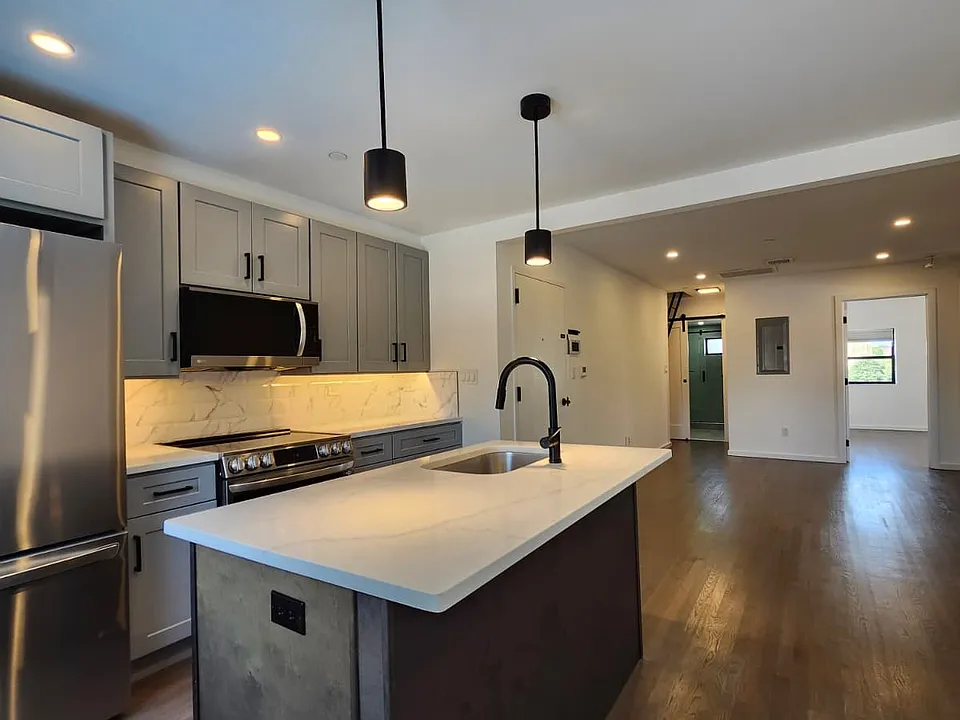 20-01 Steinway St #3B