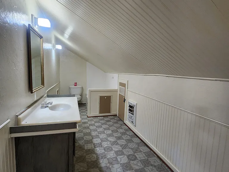 255 S 8th St — Photo 11