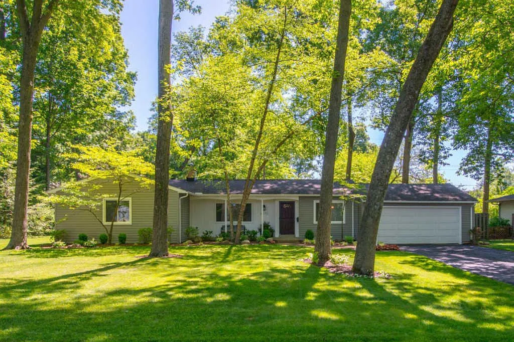 3070 Herrick Rd photo 1