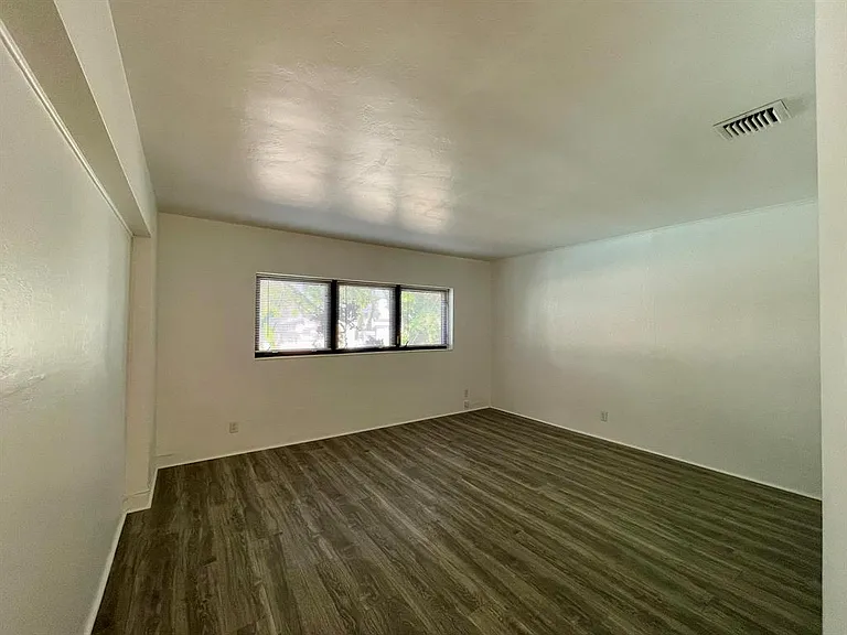 2725 NE 27th Ct — Photo 17