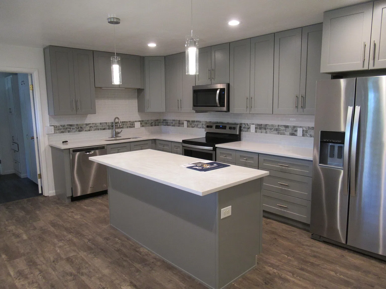 4 bed, 2.5 bath, 2550 sqft, $3,500 — Photo 2
