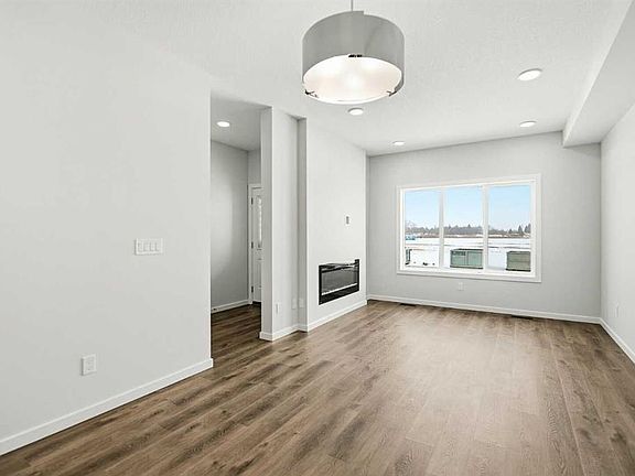 5th image of 159 E Lincoln Cres