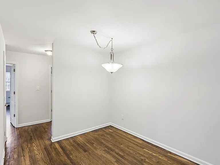 Queens Gardens Apartments — Photo 38