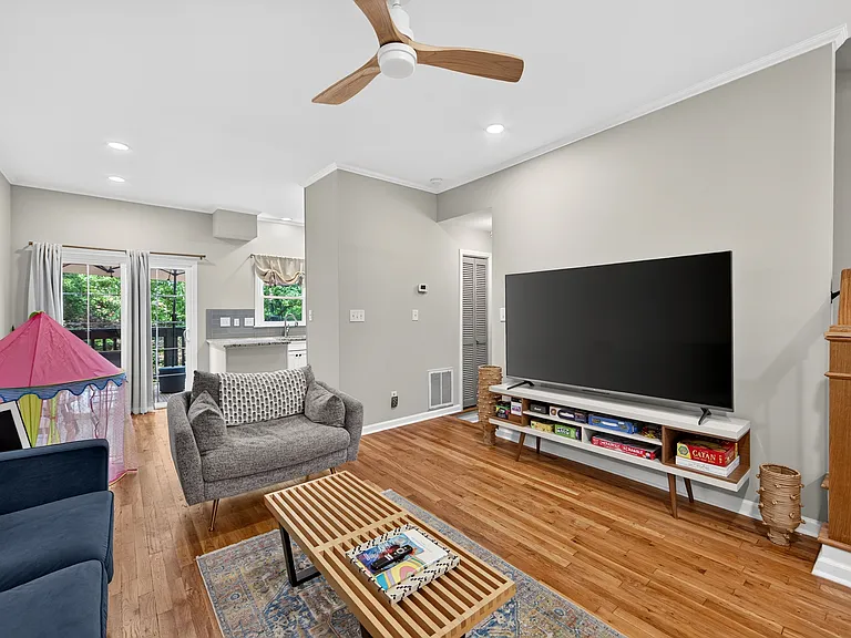 312 W 10th St #312 — Photo 25