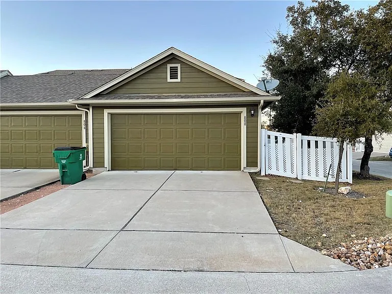 808 Lost Pines Ln — Photo 35