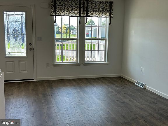 4th image of 464 Eastwood Ln