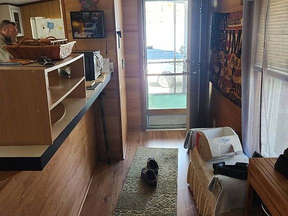 4th image of 885 Henderson Rd