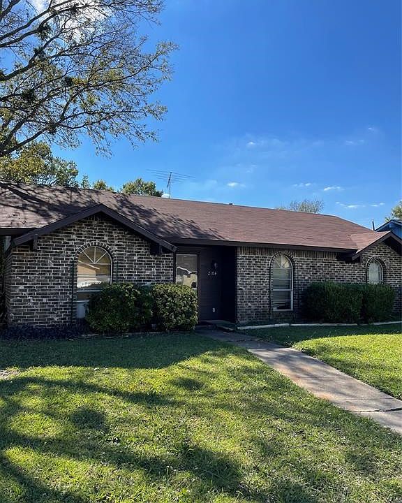 2nd image of 2104 Briarwood Dr