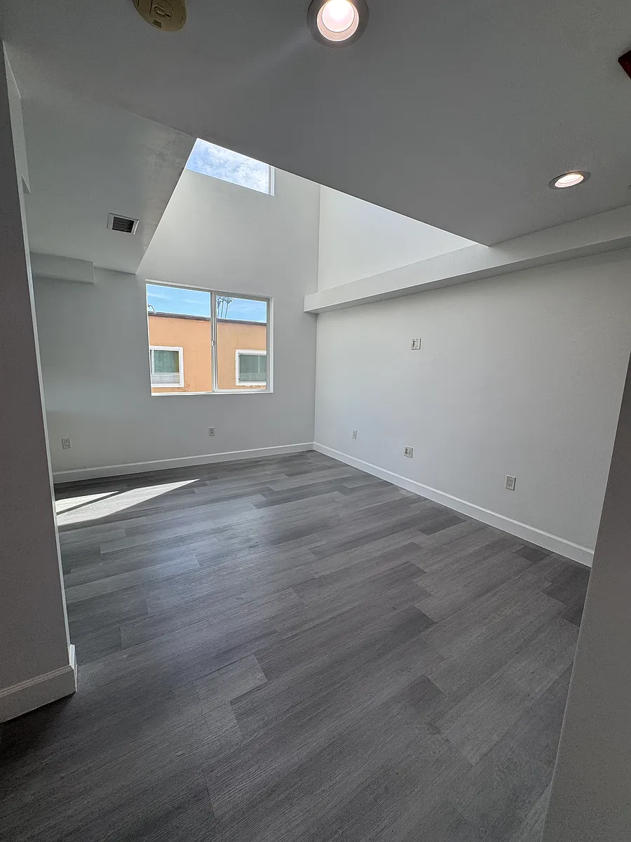 Building Photo - 4557 Rosewood Ave #7