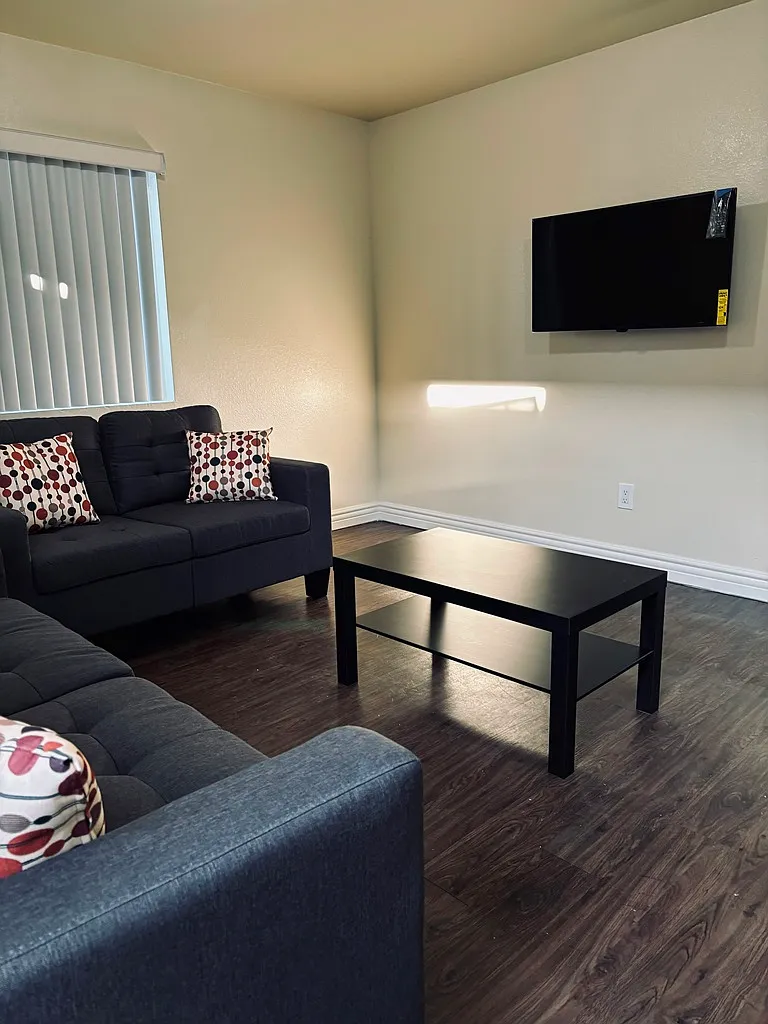 3 bed, 900 sqft, $3,650 — Photo 3