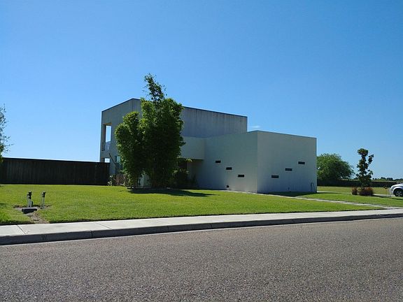 2nd image of 3204 Rosewood Dr