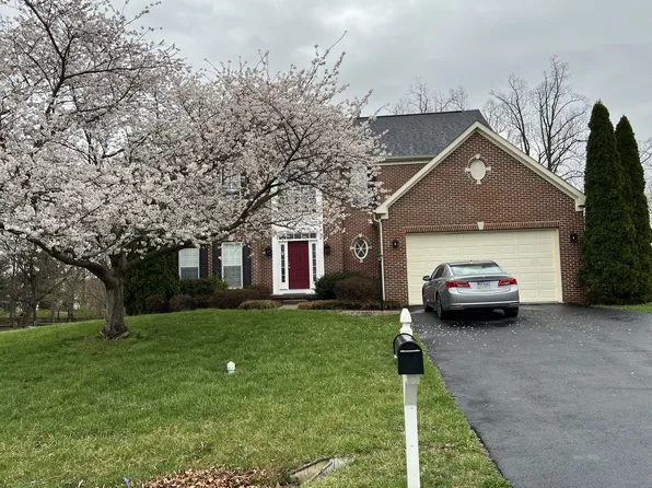 402 Sawgrass Dr, Charles Town, WV 25414