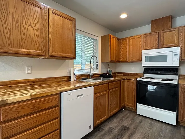 1512 Brook Ct — Photo 9