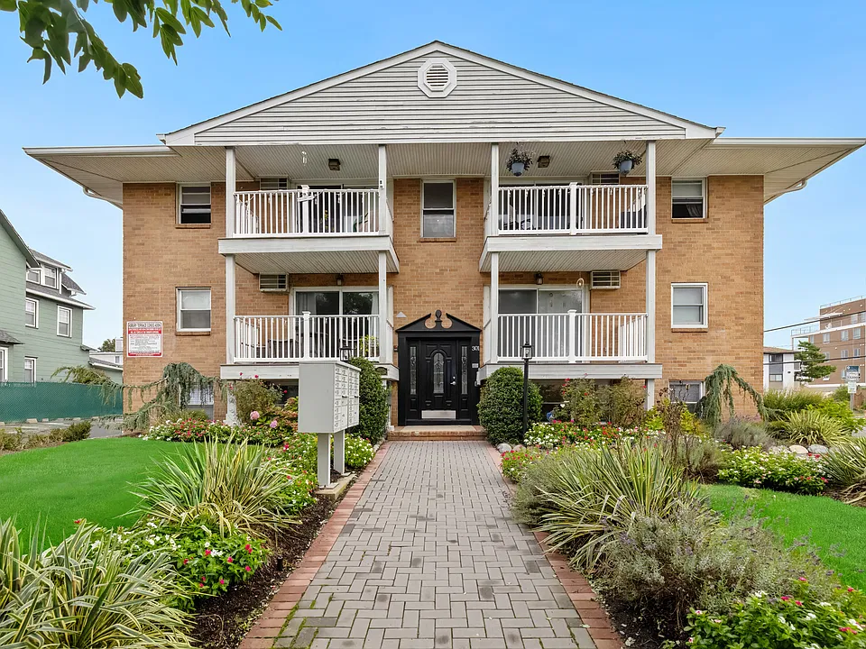 301 6th Ave #101