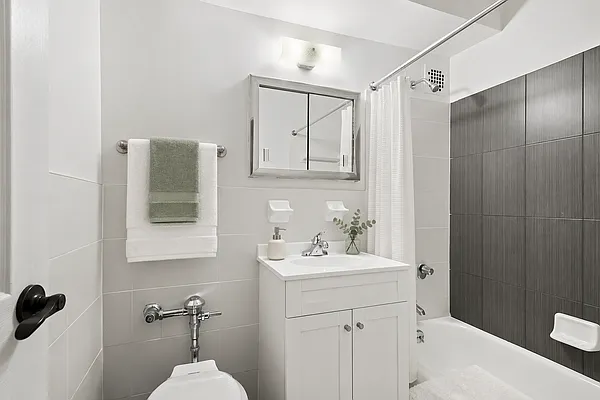 Bathroom, photo 1