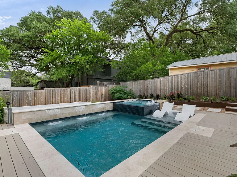 1102 W Monroe St — Photo 44