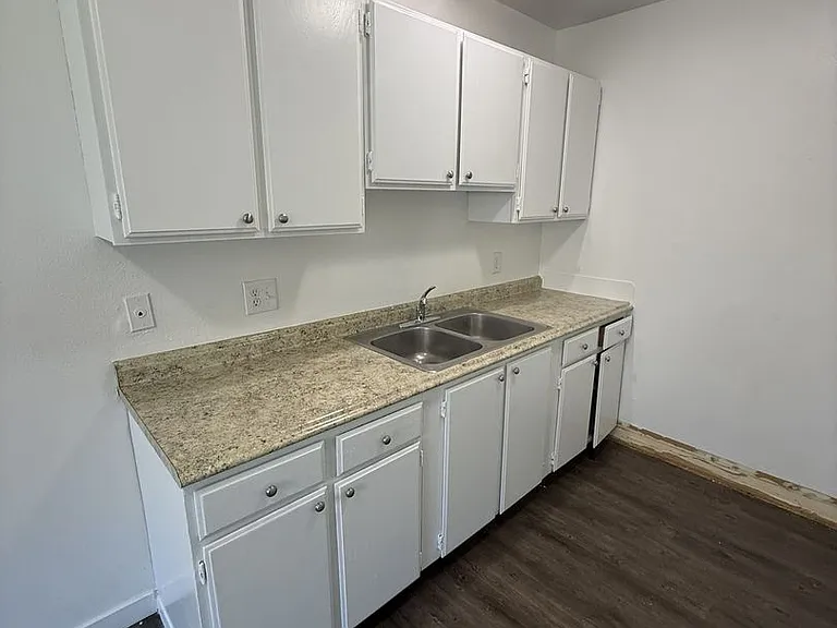 630 Franklin Ave — Photo 8