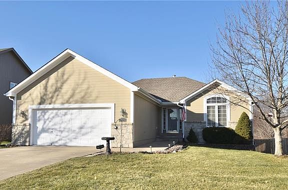 2nd image of 2905 NE Hirst Dr
