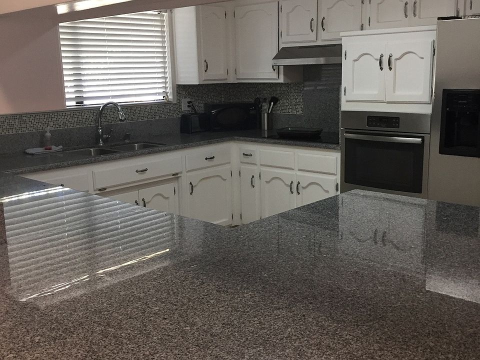 Gorgeous kitchen with granite countertops.
