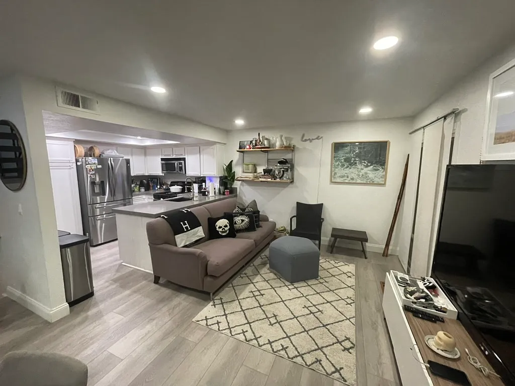 2 bed, 1108 sqft, $4,300 — Photo 1