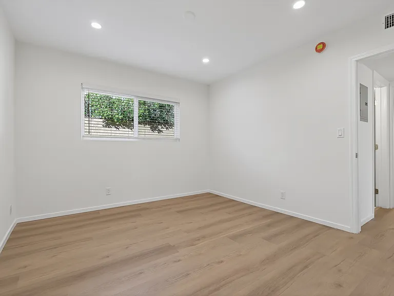 2539 Manhattan Ave — Photo 21