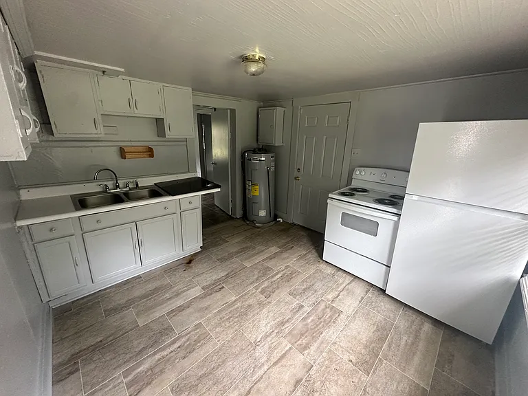 300 Lummis Rd — Photo 3