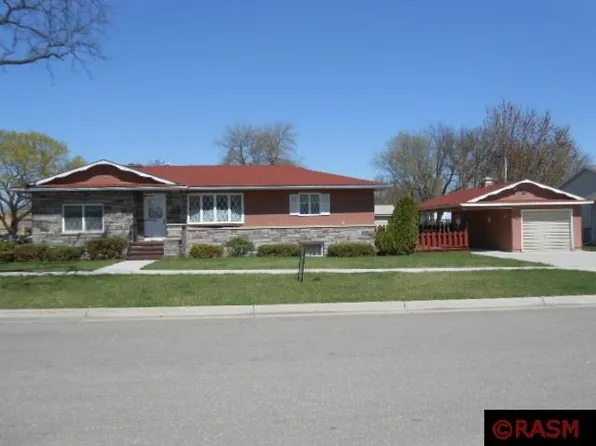301 E 8th St, Blue Earth, MN 56013
