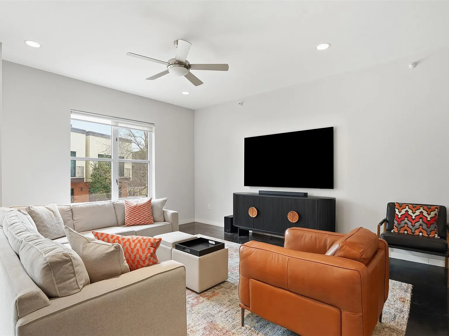 1 bed, 1170 sqft, $2,295 — Photo 2