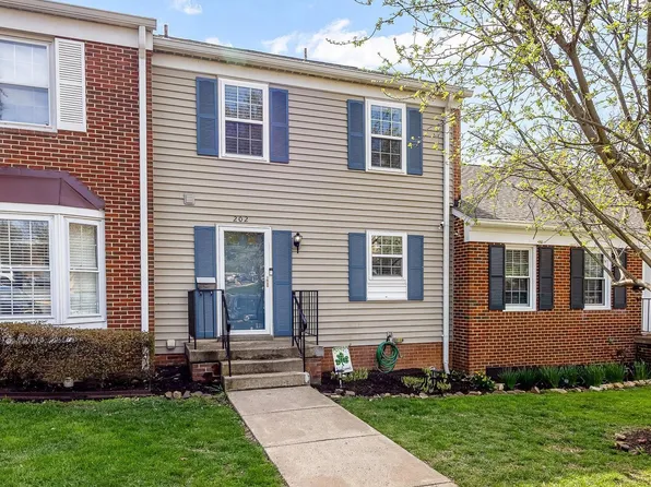 202 Leeds Ct E, Warrenton, VA 20186