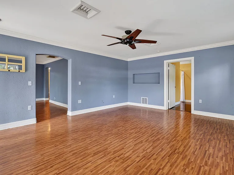 1005 Selkirk St — Photo 5