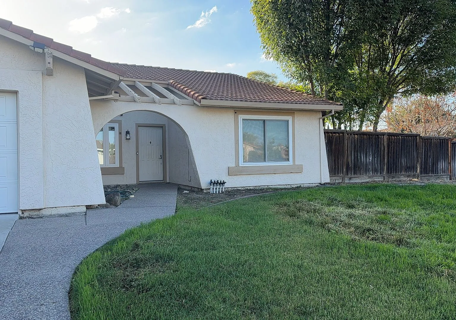 4 bed, 1854 sqft, $3,200 — Photo 1