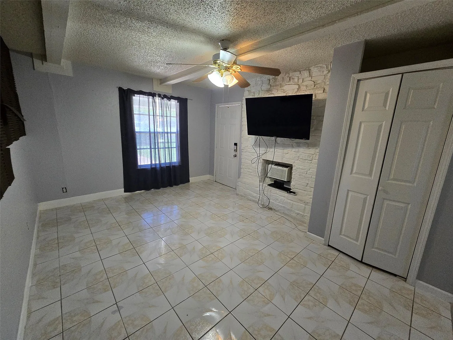 Studio, 1.0 bath, 350 sqft, $985 — Photo 3