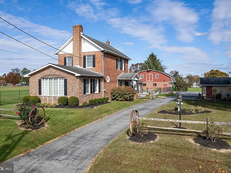 106 Middleboro Rd — Photo 3