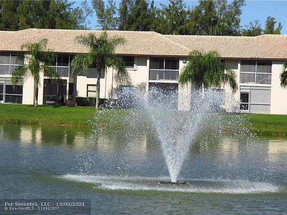 3rd image of 5520 Lakeside Dr APT 102
