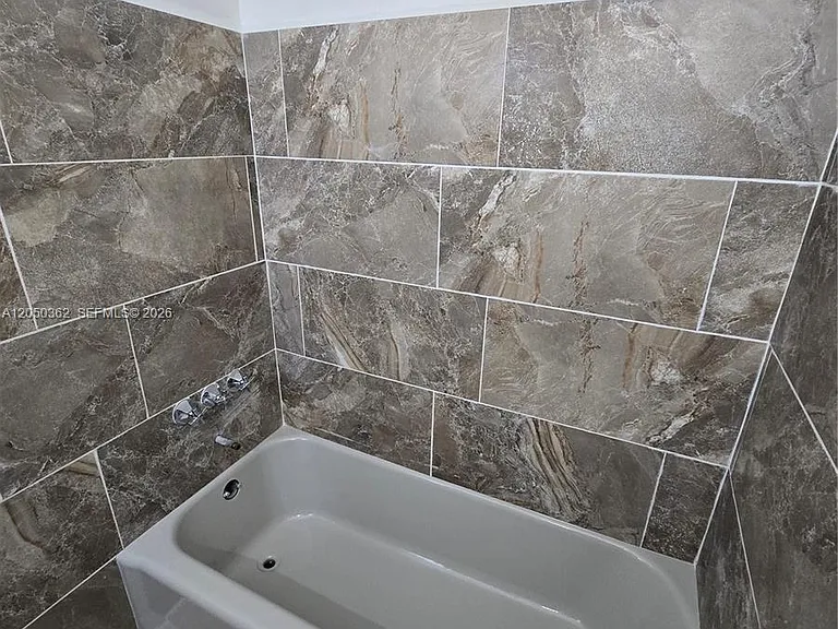 724 SW 7th Ter #12 — Photo 7