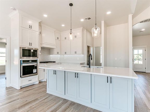 3rd image of 4433 Raymond Ln
