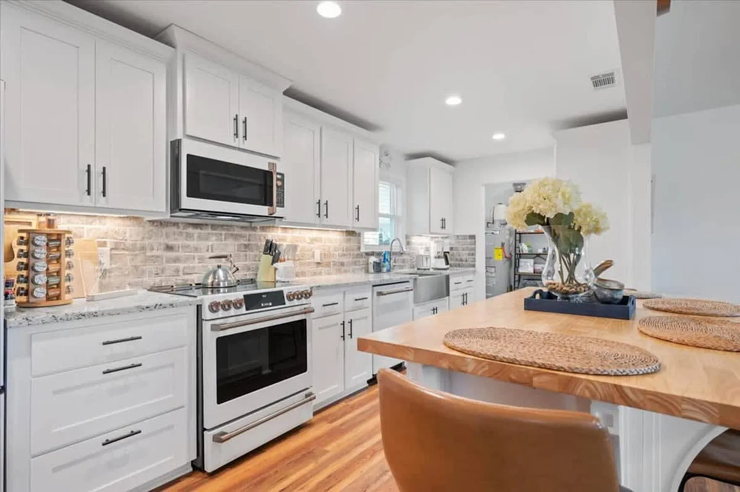 3 bed, 2.0 bath, 1151 sqft, $3,244 — Photo 3
