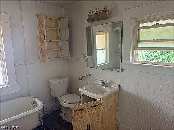2nd image of 1049 W 12th St
