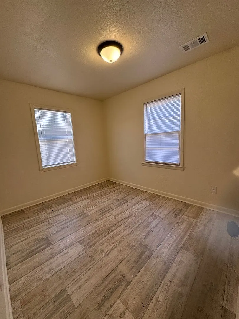 3 Bed / 1 Bath House In Truman. Ready Now! — Photo 4