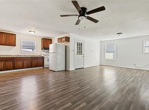 3rd image of 1836 Plaza Dr #C
