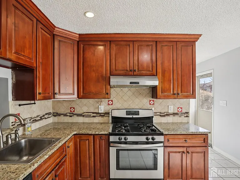 204 Hampshire Ct — Photo 10