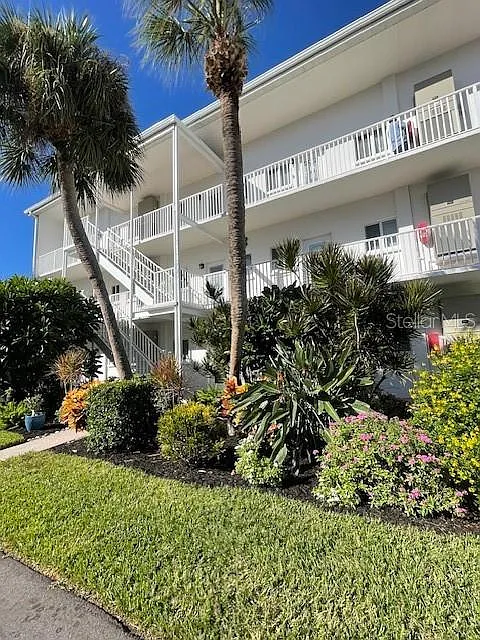 1 bed, 1.0 bath, 802 sqft, $4,000 — Photo 2
