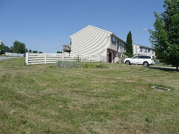 Large Yard with Vinyl Fence