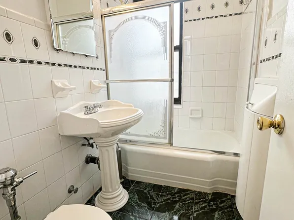 100-25 Queens Boulevard image 5 of 7