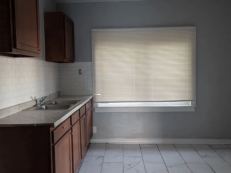 695 Algonquin St — Photo 5