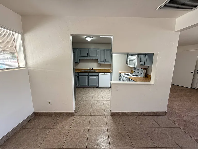 1325 N Venice Ave — Photo 12